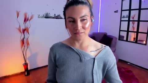 Snapshot of elizabeth_taylor_b chatting on 10-22-25, 11:37 Elizabeth online show from 10-22-25, 11:37