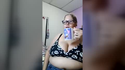 Snapshot of elizabethtaylor1 chatting on 07-08-26, 10:14 Elizabeth online show from 07-08-26, 10:14
