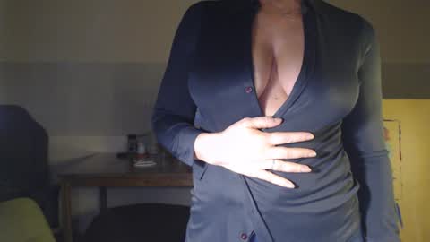 Snapshot of elizzo chatting on 01-12-25, 12:12 Eliekind online show from 01-12-25, 12:12