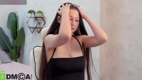 Snapshot of ella_burns chatting on 11-06-25, 01:39 Ella online show from 11-06-25, 01:39