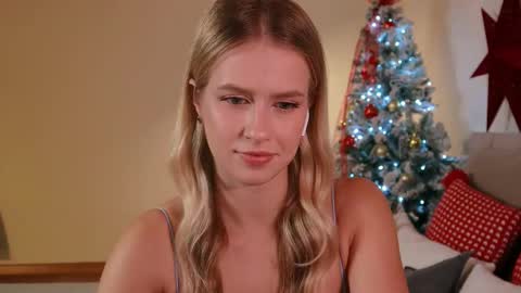 Snapshot of ella_twinkle chatting on 12-22-24, 07:52 Ella online show from 12-22-24, 07:52
