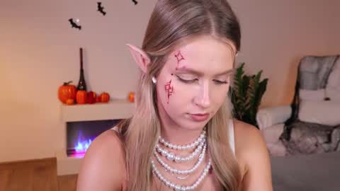 Snapshot of ella_twinkle chatting on 10-25-25, 06:57 Ella online show from 10-25-25, 06:57