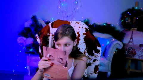 Snapshot of ellahorton chatting on 12-15-24, 09:45 Ella online show from 12-15-24, 09:45
