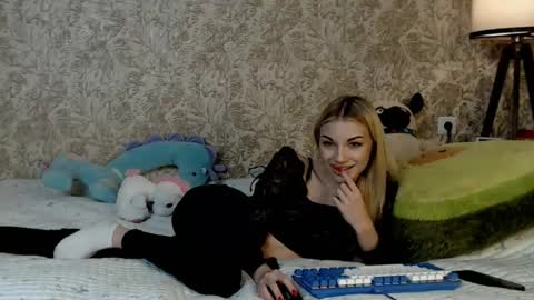 ellamilla online show from 12-05-25, 11:19
