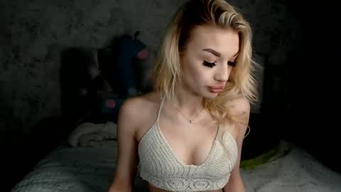 Snapshot of ellamilla chatting on 04-21-26, 01:39 ellamilla online show from 04-21-26, 01:39