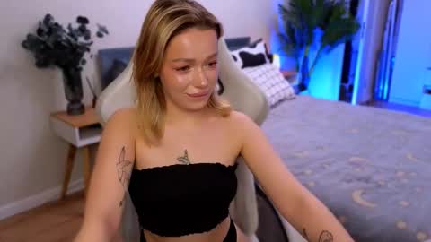 Snapshot of ellatwox chatting on 12-15-25, 07:23 Ella online show from 12-15-25, 07:23