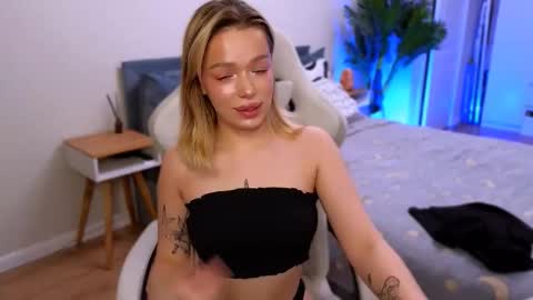 Snapshot of ellatwox chatting on 12-18-25, 05:24 Ella online show from 12-18-25, 05:24