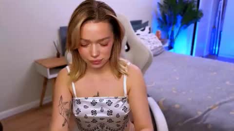 Snapshot of ellatwox chatting on 12-19-25, 05:47 Ella online show from 12-19-25, 05:47