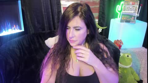 Snapshot of elle4you chatting on 02-05-25, 04:47 ELLE online show from 02-05-25, 04:47