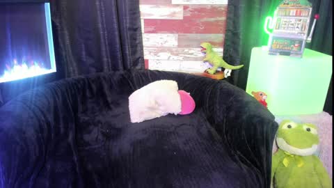 Snapshot of elle4you chatting on 02-05-25, 10:55 ELLE online show from 02-05-25, 10:55