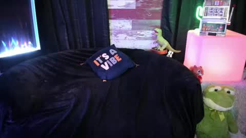 Snapshot of elle4you chatting on 11-16-25, 08:25 ELLE online show from 11-16-25, 08:25