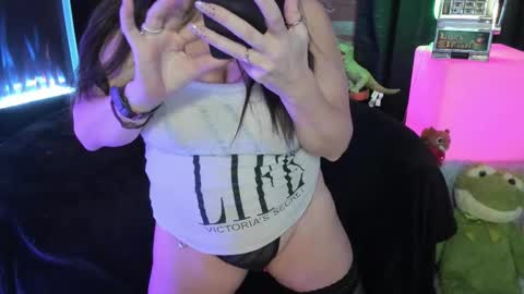 Snapshot of elle4you chatting on 11-29-25, 08:28 ELLE online show from 11-29-25, 08:28