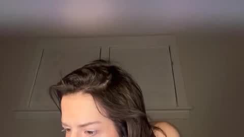 Snapshot of elle67 chatting on 10-17-25, 05:54 Elle67 online show from 10-17-25, 05:54