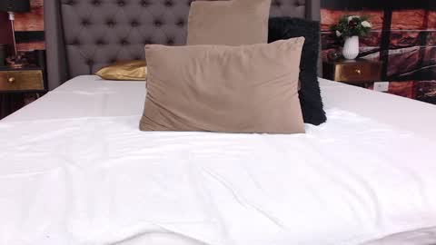 Snapshot of elle_luv chatting on 12-05-25, 04:54 Elle online show from 12-05-25, 04:54