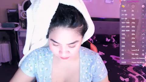 Snapshot of elleelle123 chatting on 11-12-25, 12:44 Ann online show from 11-12-25, 12:44