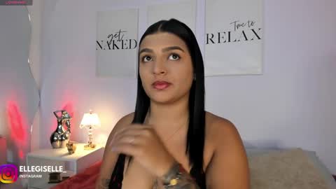 Snapshot of ellegisellee chatting on 05-18-26, 02:40 Yiss online show from 05-18-26, 02:40