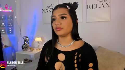 Snapshot of ellegisellee chatting on 06-29-26, 02:51 Yiss online show from 06-29-26, 02:51