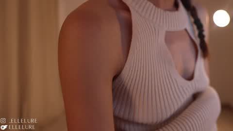 Snapshot of ellelure_ chatting on 01-30-25, 01:00 Linda Restrepo online show from 01-30-25, 01:00