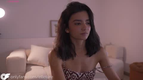Snapshot of ellelure_ chatting on 09-22-25, 10:45 Linda Restrepo online show from 09-22-25, 10:45