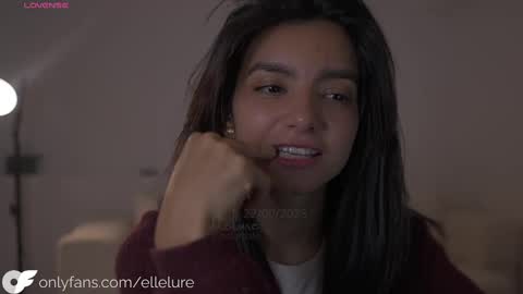 Snapshot of ellelure_ chatting on 10-11-25, 12:21 Linda Restrepo online show from 10-11-25, 12:21