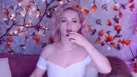 Snapshot of ellianareese chatting on 09-19-25, 02:24 Elliana online show from 09-19-25, 02:24
