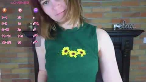 Snapshot of ellie_babyy chatting on 05-19-26, 06:42 Ellie online show from 05-19-26, 06:42