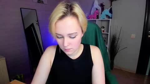 Snapshot of ellie_heavenly chatting on 12-14-25, 08:09 Ellie online show from 12-14-25, 08:09