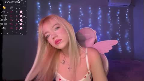 Snapshot of ellie_lovely_girl chatting on 12-15-25, 09:19 ellie online show from 12-15-25, 09:19