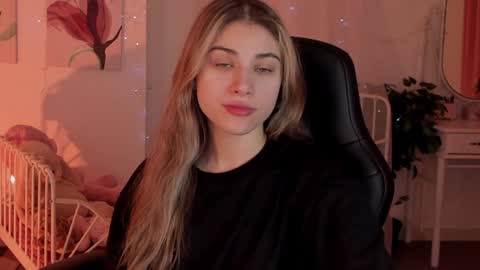 Snapshot of elliecutes chatting on 01-19-25, 05:15 elliecutes online show from 01-19-25, 05:15