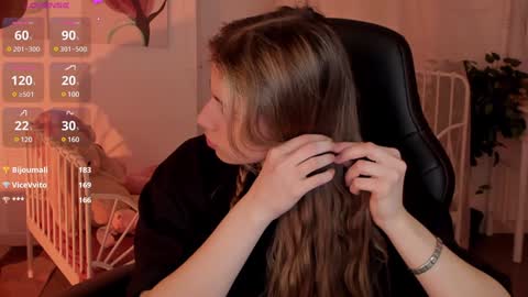 Snapshot of elliecutes chatting on 01-19-25, 11:23 elliecutes online show from 01-19-25, 11:23