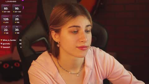 Snapshot of elliecutes chatting on 01-31-25, 10:10 elliecutes online show from 01-31-25, 10:10