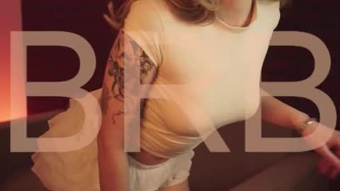 Snapshot of elliecutes chatting on 10-19-25, 08:04 elliecutes online show from 10-19-25, 08:04