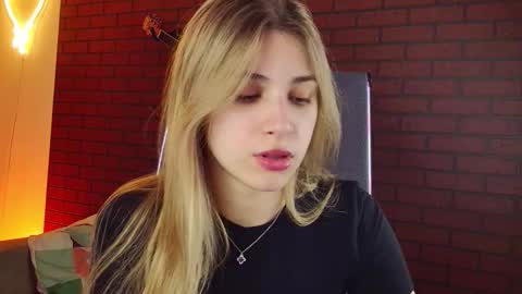 Snapshot of elliecutes chatting on 11-28-25, 08:39 elliecutes online show from 11-28-25, 08:39