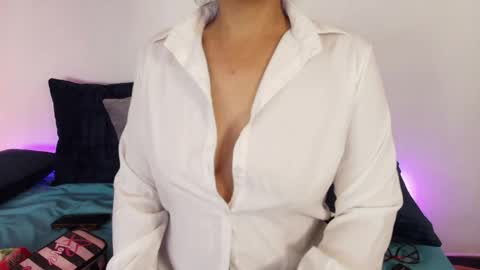 Snapshot of elliee1 chatting on 05-18-26, 12:11 elliee1 online show from 05-18-26, 12:11