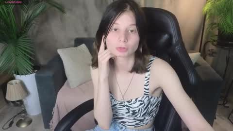 Snapshot of ellinblare chatting on 06-08-26, 01:28 Ellin online show from 06-08-26, 01:28