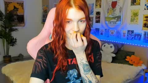 Snapshot of elly_milas chatting on 12-13-24, 05:49 Elly Fansly online show from 12-13-24, 05:49