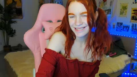 Snapshot of elly_milas chatting on 12-16-24, 06:10 Elly Fansly online show from 12-16-24, 06:10