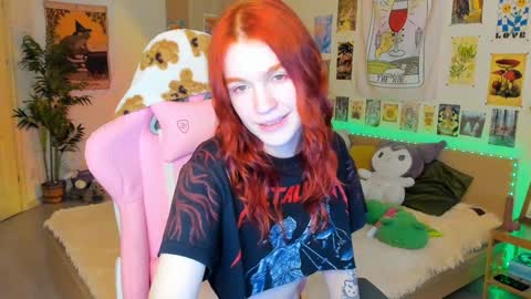 Snapshot of elly_milas chatting on 01-14-25, 08:31 Elly Fansly online show from 01-14-25, 08:31