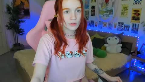 Snapshot of elly_milas chatting on 02-25-25, 06:58 Elly Fansly online show from 02-25-25, 06:58