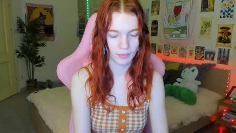 Snapshot of elly_milas chatting on 03-06-25, 08:41 Elly Fansly online show from 03-06-25, 08:41