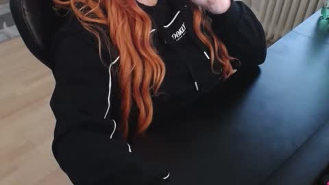 Elly online show from 11-11-25, 03:23