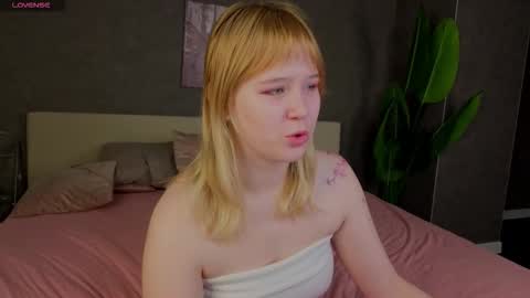 Snapshot of ellya_castro chatting on 11-27-25, 12:24 ellya_castro online show from 11-27-25, 12:24