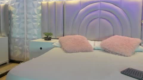 Snapshot of ellye_evans_ chatting on 06-20-26, 11:13 Ellye online show from 06-20-26, 11:13