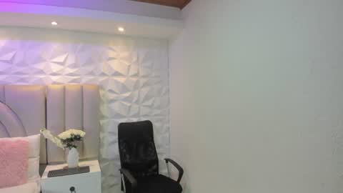 Snapshot of ellye_evans_ chatting on 07-11-26, 11:24 Ellye online show from 07-11-26, 11:24