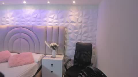 Snapshot of ellye_evans_ chatting on 07-16-26, 11:16 Ellye online show from 07-16-26, 11:16