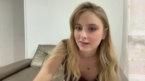 Snapshot of ellykeyofficial chatting on 05-28-26, 07:44 ellykeyofficial online show from 05-28-26, 07:44