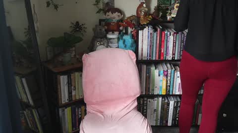 Elly Naomi online show from 10-19-25, 04:18