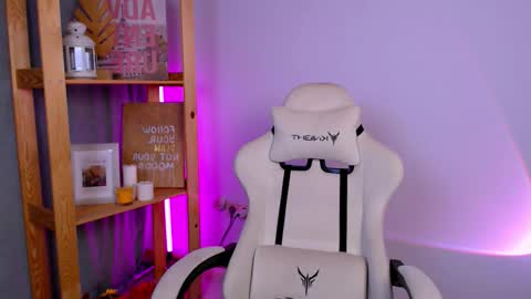 Snapshot of ellysunloverr chatting on 11-20-25, 02:45 Elly online show from 11-20-25, 02:45