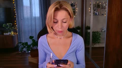 Snapshot of ellysunloverr chatting on 11-27-25, 05:20 Elly online show from 11-27-25, 05:20