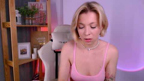 Snapshot of ellysunloverr chatting on 11-28-25, 03:09 Elly online show from 11-28-25, 03:09